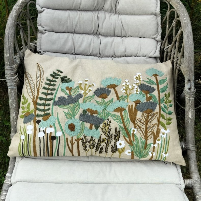 Pude - Cikoria broderede vilde blomster 40x60