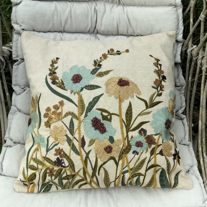 Pude - Echinea blue med vilde blomster 45x45