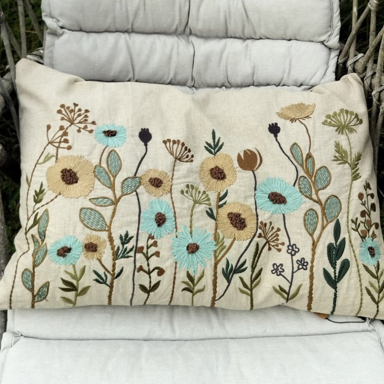 Pude - Nigella med vilde blomster 40x60