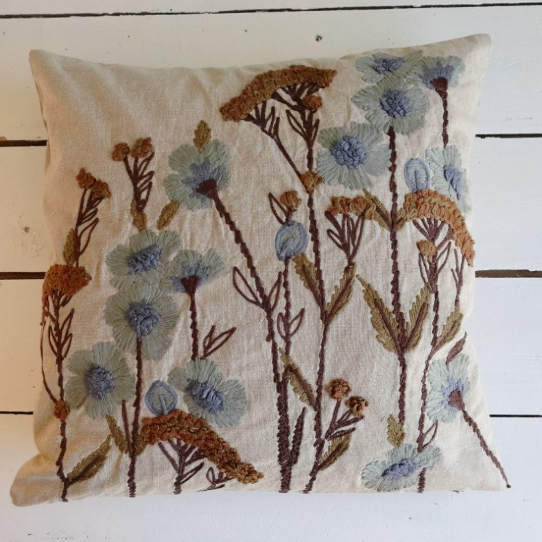 Pude - Geranium bl - med vilde blomster 45x45