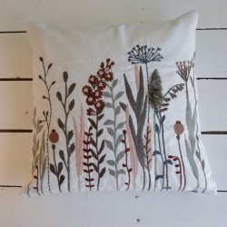 Pude - Spear white Green - med vilde blomster 45x45