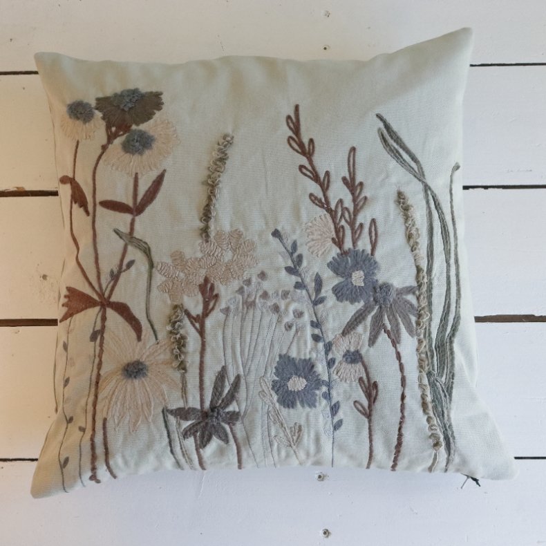 Pude - Ophio light blue - med vilde blomster 45x45