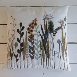 Pude - Spear white Ocra - med vilde blomster 45x45