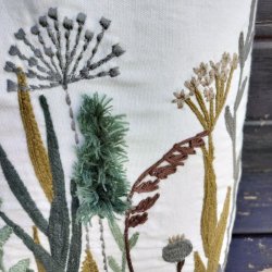 Pude - Spear white Ocra - med vilde blomster 45x45