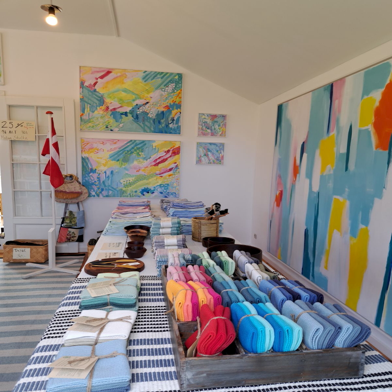 Udstilling af malerier, viskestykker og karklude i det hyggelige Flyvsand Galleri & Butik